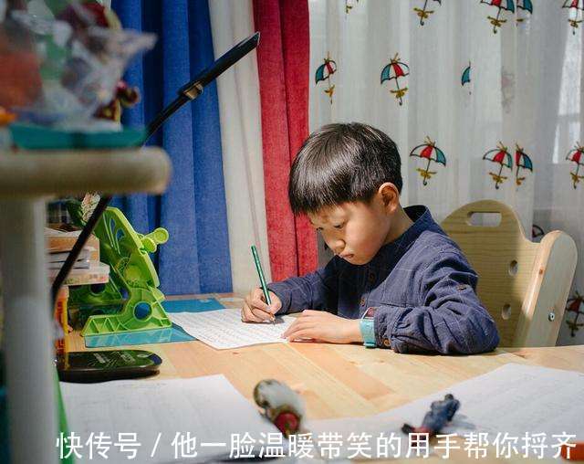 哥哥|哥哥写作业被干扰,无奈将捣乱妹妹“封印”在书桌上,网友:无情