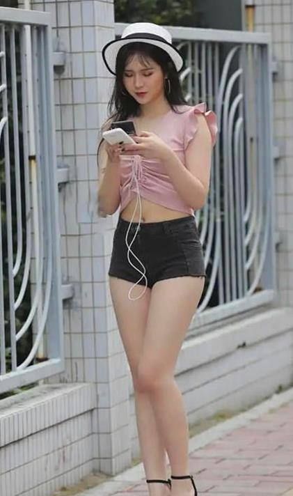 外套|亭亭玉立的美女，卡其色的风衣外套，时尚达人气质！