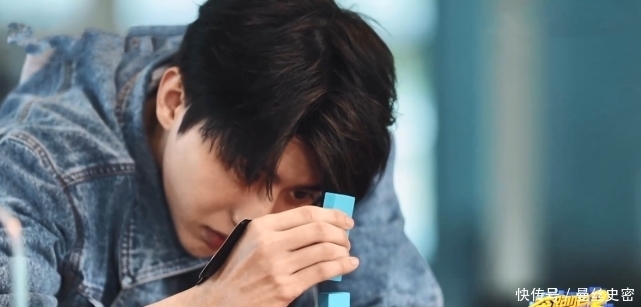 蔡徐坤被电的手抖时,沙子爹只顾说风凉话,白鹿的举动最贴心