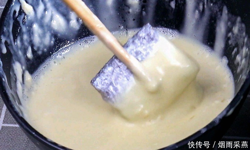 炸带鱼,裹粉还是挂糊?大厨教你做法,鲜嫩酥脆又入味,还没腥味