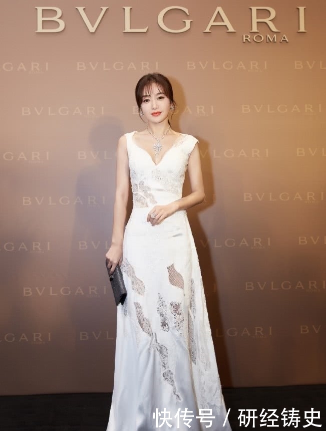 保守|一向保守的秦岚,这次穿白裙耍了“小心机”,吸引了全场的目光!