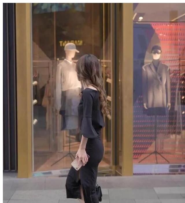 连衣裙穿搭会显得脸型很好，时尚街拍里的王者，很配你这个小仙女