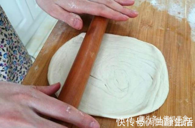 电饼铛烙饼总发硬原来错在第一步,厨娘教你1招,香软又好吃