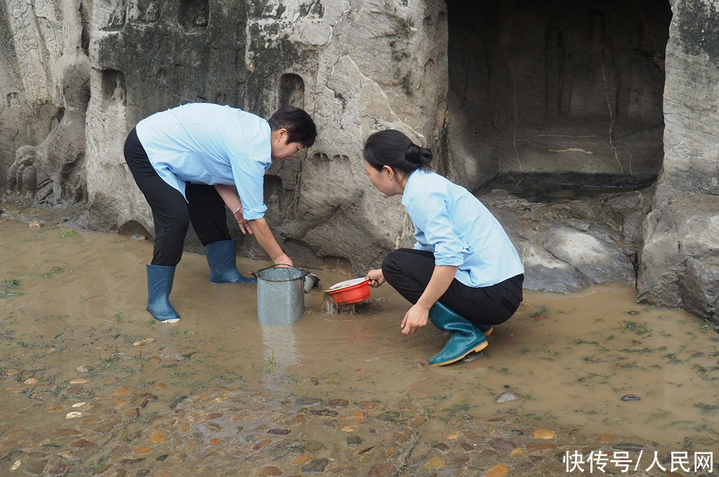 工作人员|河南洛阳：工作人员修复龙门石窟