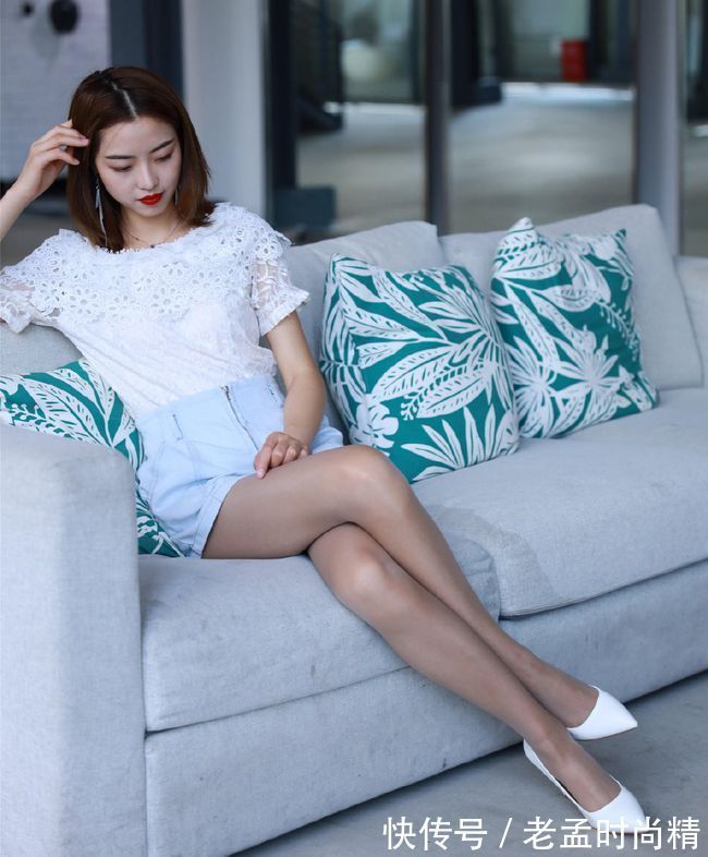 知性|一字肩上衣搭浅蓝色牛仔短裤,优雅又知性,女人味十足