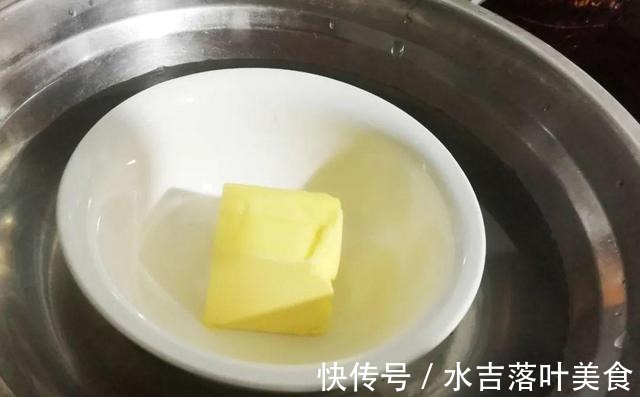 自己在家做面包，加核桃、腰果、芝麻、葡萄干、大枣等，营养十足！