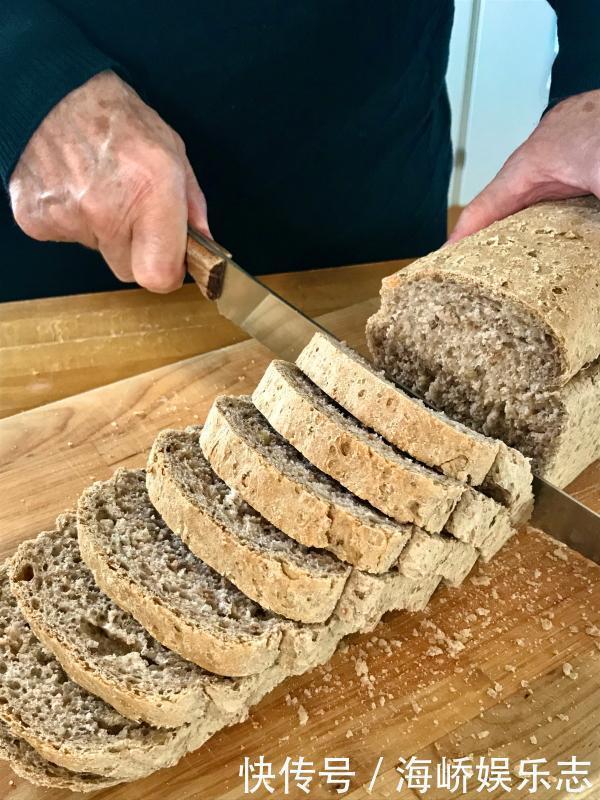 这才是真正的黑面包，超多的杂粮坚果，无黄油不揉膜，又香又顶饿