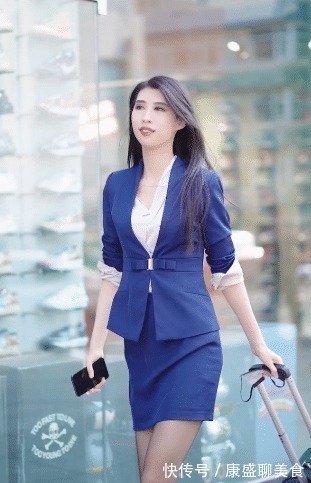 小西装|街拍:气质型的小姐姐,蓝色小西装搭配包臀裙,轻轻一笑太迷人