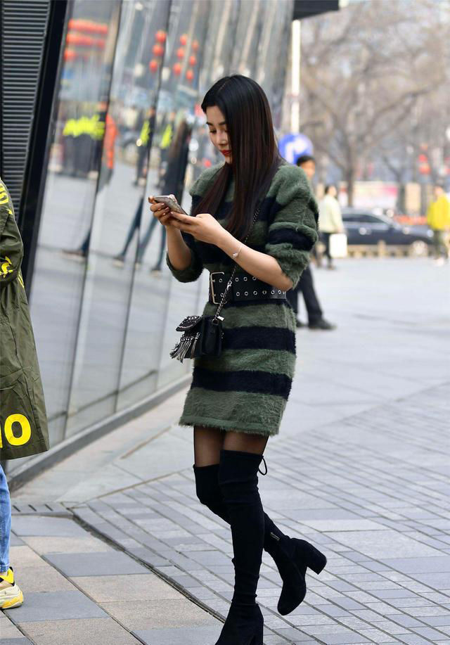 穿搭真|街拍:穿黑色蕾丝裙的美女,成熟有韵味,撩发的姿势洒脱大气