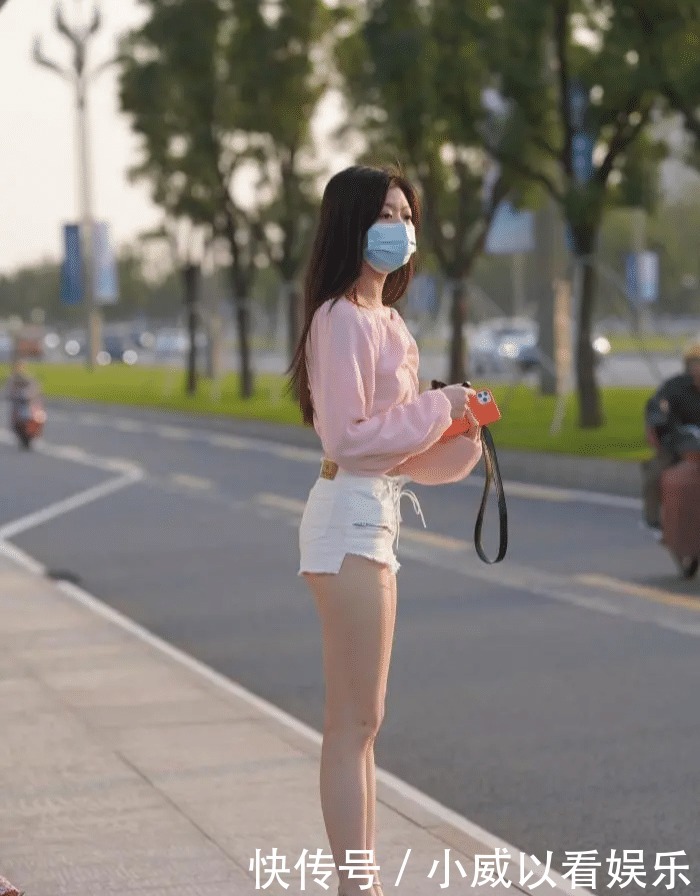 梦笑开娇靥，眼鬟压落花，纯白热裤配个性抽绳上衣的柔情似水穿搭