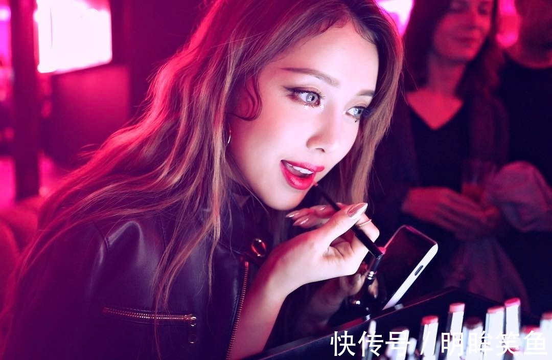 |搞笑GIF趣图：妹子表演的节目搞笑得连自己都忍不住笑场了