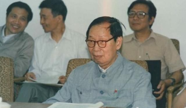 坛子|抱着咸菜坛子的乞丐,赖在清华不肯离开,校长看到后热泪盈眶