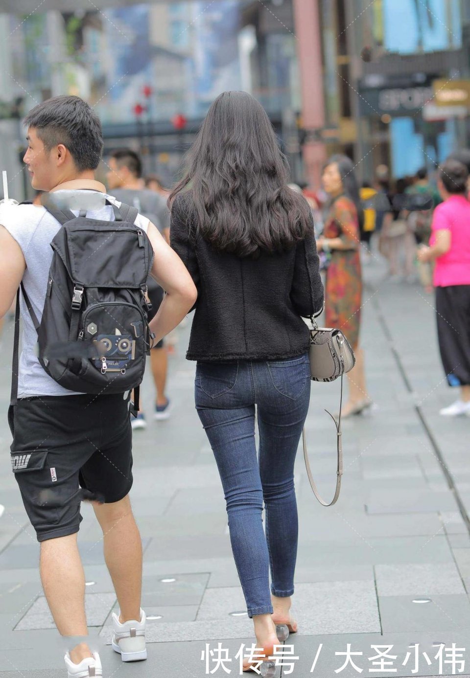 香风|美女街拍：腿这么长的小姐姐，彩礼要个6位数不过分吧，若你不愿意当我没说