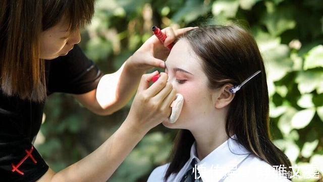 胡人!外国也有“汉服热”,当外国人穿上中国汉服,像是胡人,很惊艳