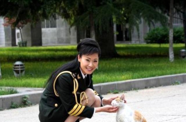 伤心|她是著名歌唱家,因丈夫出轨伤心过度摔下楼梯,后网恋遇现任丈夫