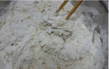 发面时,只放酵母是大忌,教你一招,8分钟“溢盆”,比面包暄软