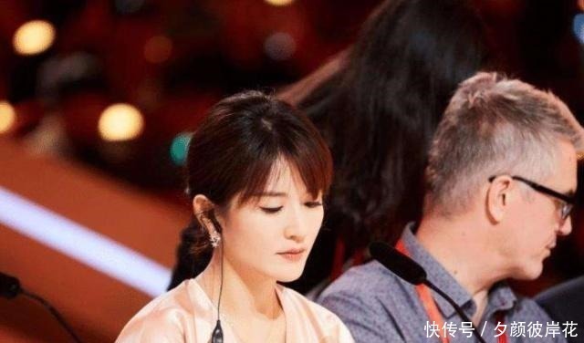 综艺|谢娜担任国际化综艺评委,节目中不会说英语,还是凭实力控住全场
