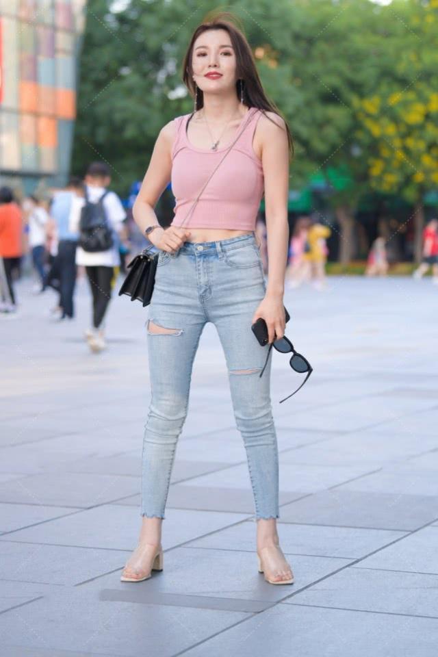 街拍：小姐姐绿色上衣搭配浅色牛仔裤，休闲搭配很显优雅身姿