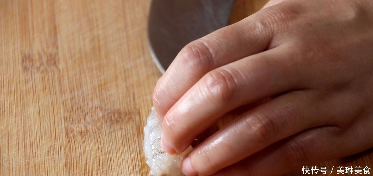 教你做抓炒大虾,虾肉一点也不老,外酥里嫩,包裹着酸甜咸的酱汁