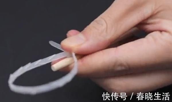 把扎带绑在筷子上，放卫生间，解决了很多家庭的烦恼，省钱又实用！