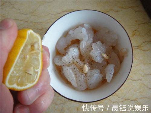 想吃披萨不用买，用饺子皮做一盘，好吃简单便捷，馅料非常足