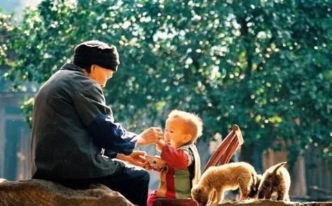 越来越多家庭是姥姥带娃，爷爷奶奶在享清福吗？原因现实又无奈