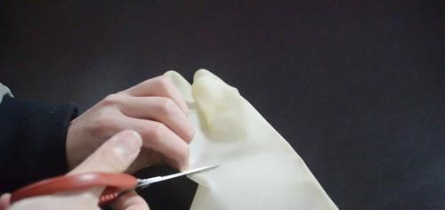 妙用|你家有破洞不用的橡胶手套吗 这个用途太厉害了, 越早知道越好