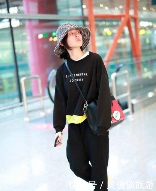 今年牛仔裤不火了,最近正受宠的“运动裤”,搭配卫衣穿巨潮!