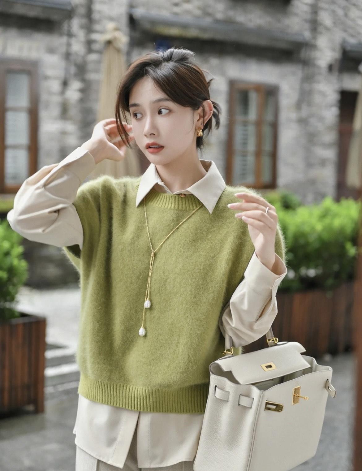 牛仔马甲|秋季,牛仔马甲怎么搭才洋气?搭配黑色衬衫和阔腿裤,高级又洋气