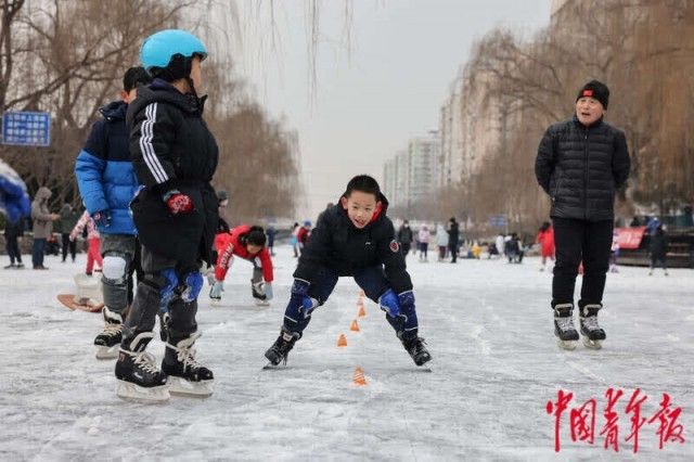 北京@大寒降雪 北京护城河变天然冰场