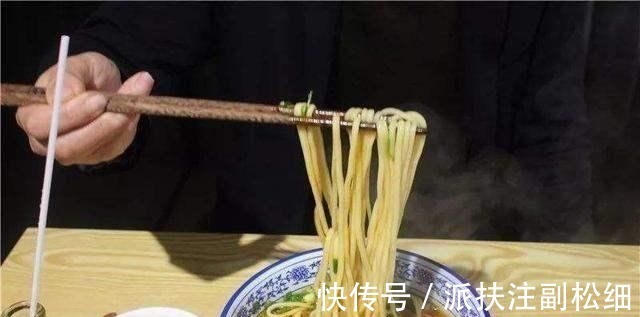 犯错|孩子生气打翻面条,服务员想收拾,奶奶接下来的话,让人肃然起敬