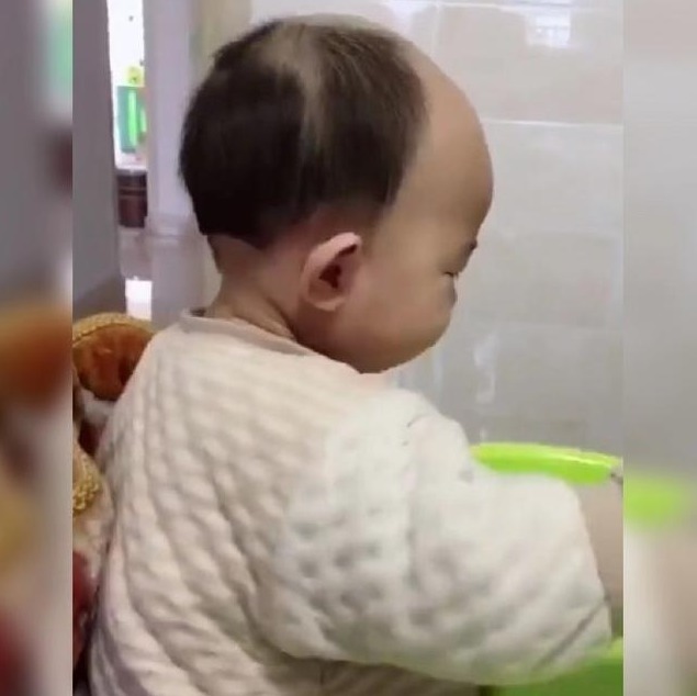 高鼻梁|2岁儿子乖巧吃饭,“地中海”发型太吸睛,网友:上辈子是个阿哥