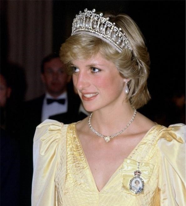 蓝宝石!戴安娜婚戒平淡无奇,卡米拉婚戒是无价之宝,查尔斯送礼太偏心了