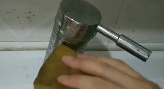 烟头|抽剩下的烟头别扔,放进水中泡一泡,这3个用途,很多家庭都需要