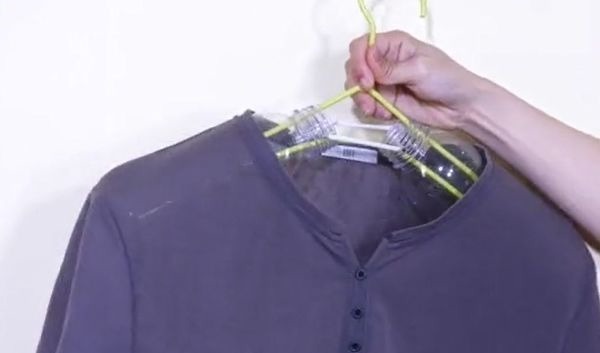 在衣架上挂两个塑料瓶，放阳台太实用了，解决了家家户户的大烦恼