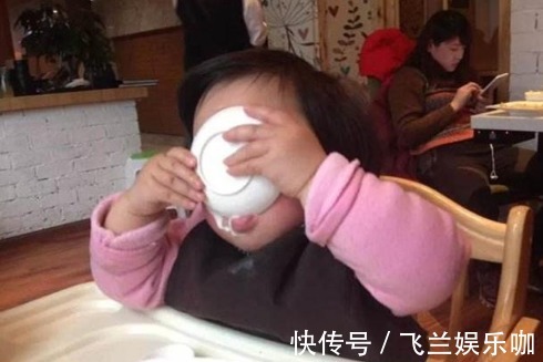 孩子|四岁宝宝被鱼刺卡喉咙，母亲用这个方法取出刺，大夫连连夸赞