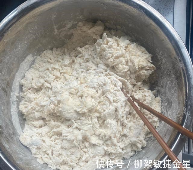 y黄瓜猪肉虾皮饺,皮包馅儿大,味道鲜美!