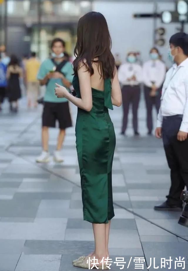 魅力|美女一袭绿色长裙优雅气质十足，拥有别具一格的魅力