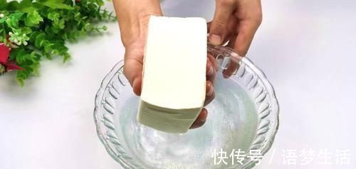 豆腐的这个做法火了,一分钟学会,不煮不炒也不炖,比吃肉还香