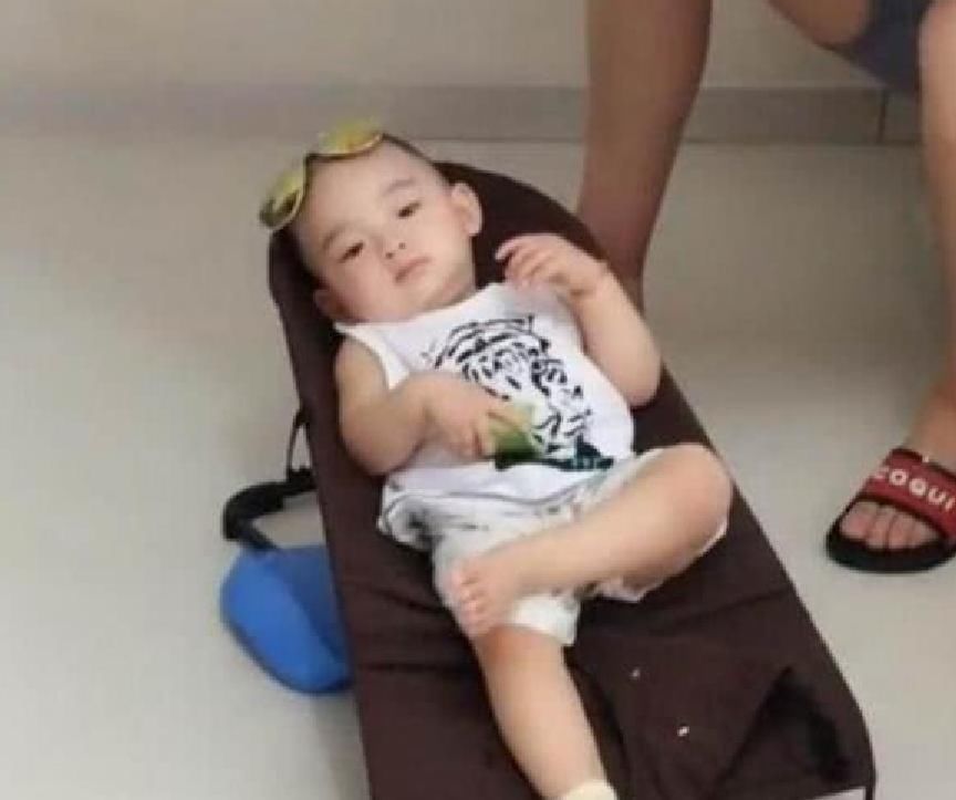 小祖宗|谁说宝爸不会带娃,宝爸带娃带出新姿势,宝妈在家门口捧腹大笑