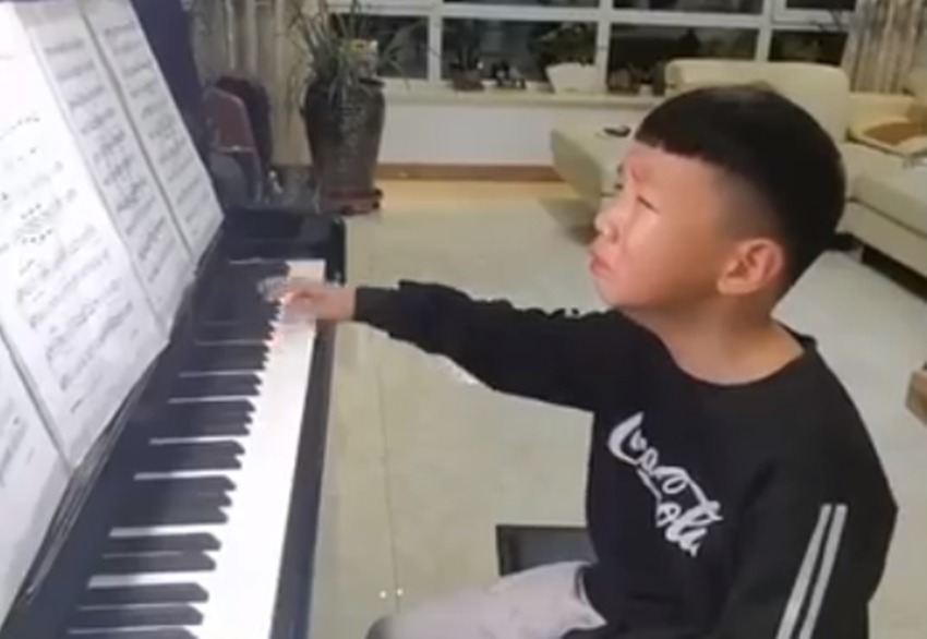 乐器|小男孩边弹钢琴边默默流泪火了,网友:这真的是把自己都感动哭了