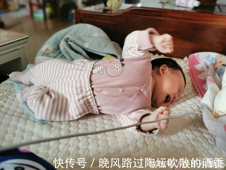 小芳|宝宝四个月不会翻身怎么办?孩子翻身的关键期,妈妈别错过了