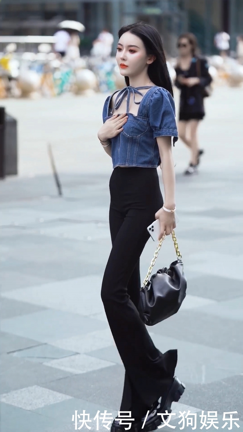 路人街拍,美女穿白色的收腰斜肩上衣,洋气又减龄