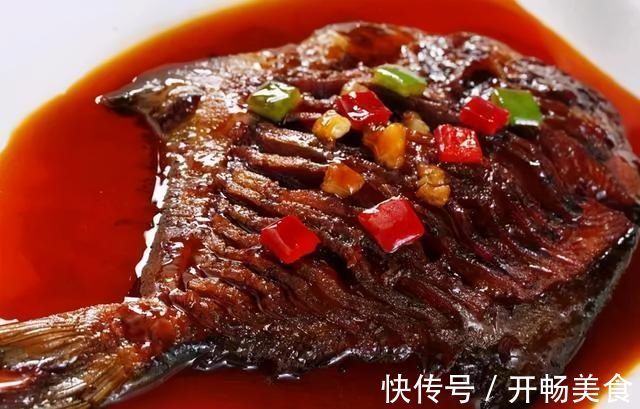 干烧鲳鱼成菜味最清腴 鲜嫩可口色泽红亮 鱼肉鲜嫩甜咸香辣