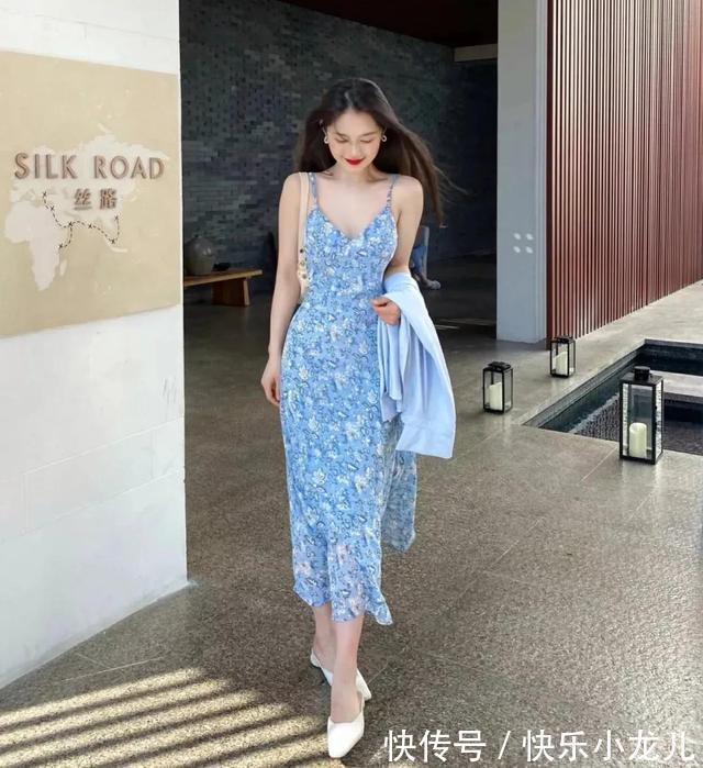 锁骨 吊带背心还采用了纤细的吊带设计，展现出迷人的锁骨以及香肩