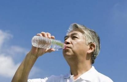 时间段|专家说:白开水是免费的“长寿药”,但此2个时间段最好不要喝