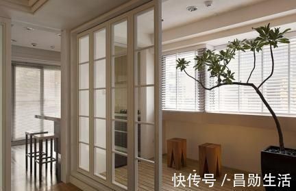 阳台上|阳台万万不要装推拉门,有钱人就不会这样做,后悔我家装太早了