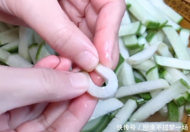 无水无油|腌萝卜条的家常做法,简单易学,酸甜口味,超级下饭