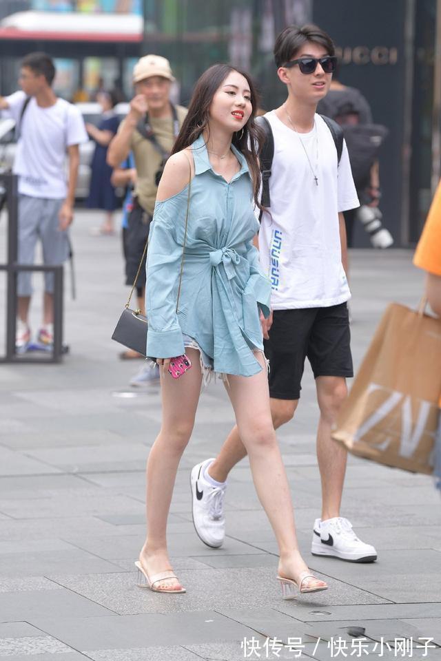 天蓝色 蓝色露肩衬衫搭配牛仔短裤,甜美而又精致,时尚又可爱