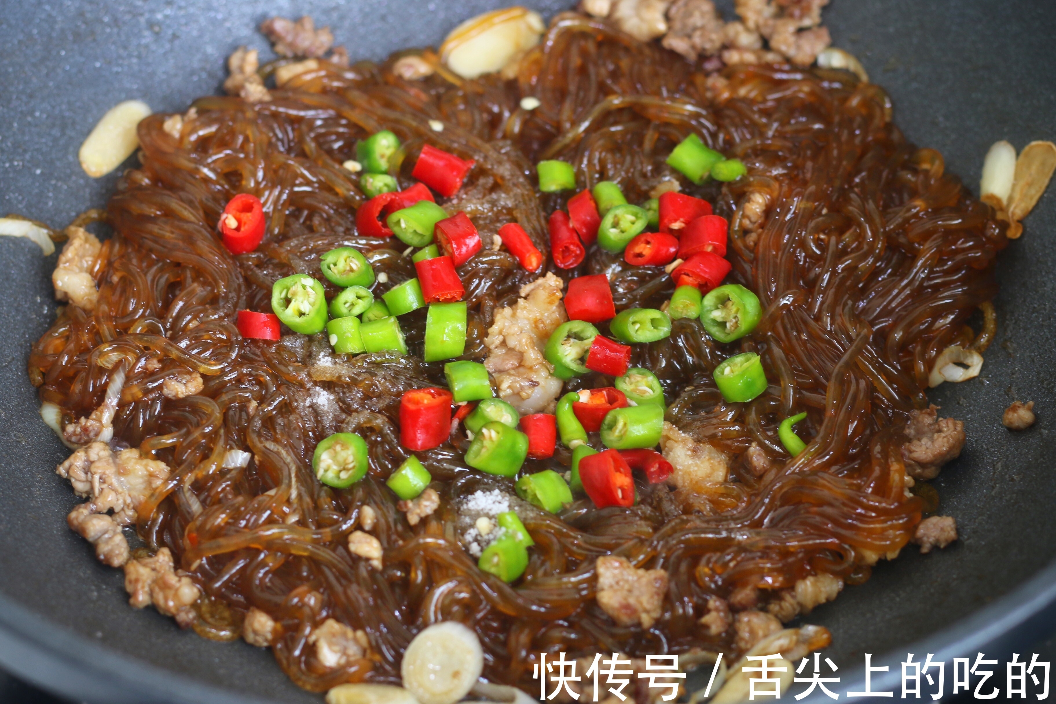 做肉末炒粉条,记住两个关键点,不管放多久,粉条都不粘不坨